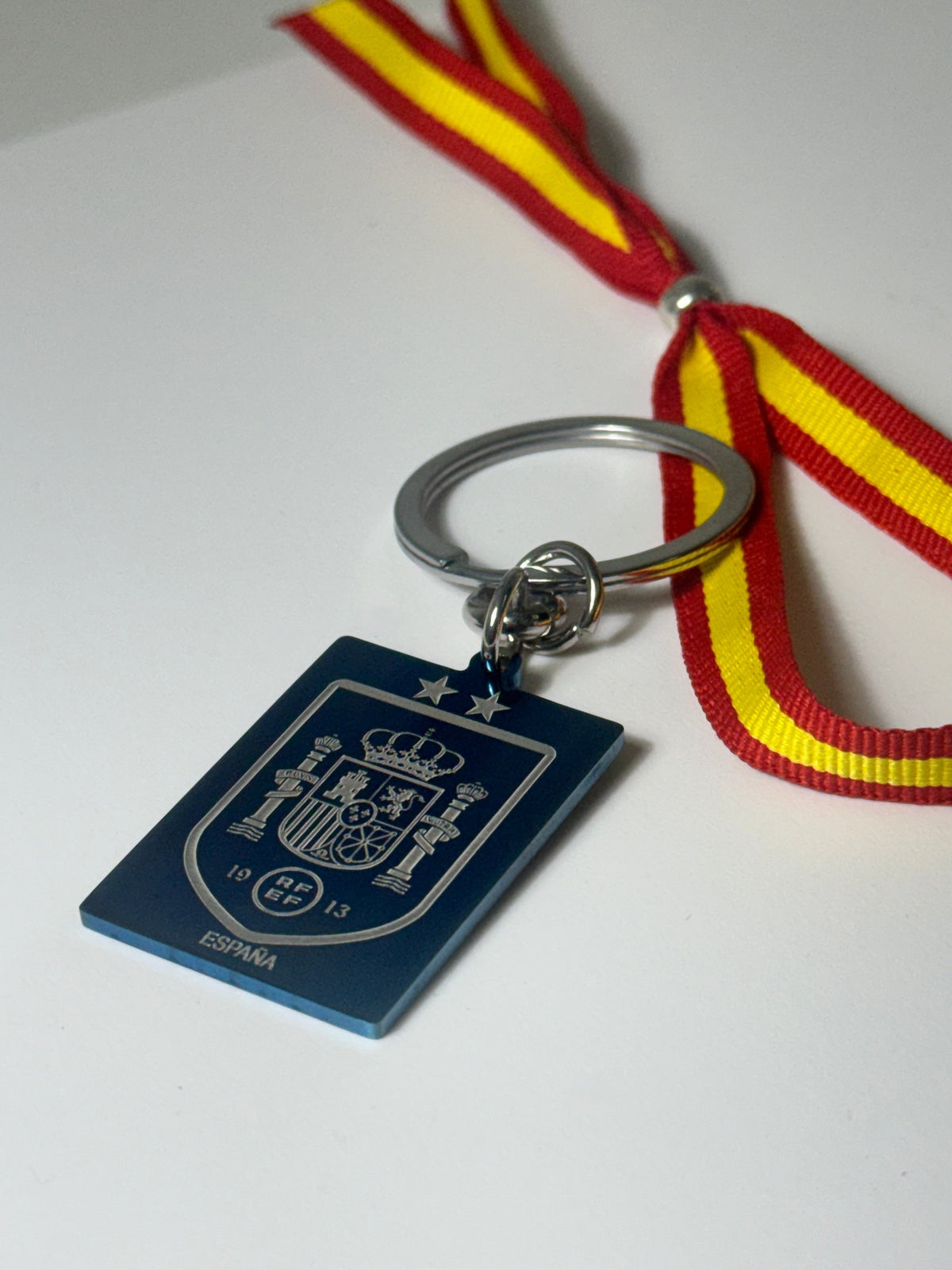 Llavero de color azul con escudo de España campeones del mundo por segunda vez. Dos estrellas